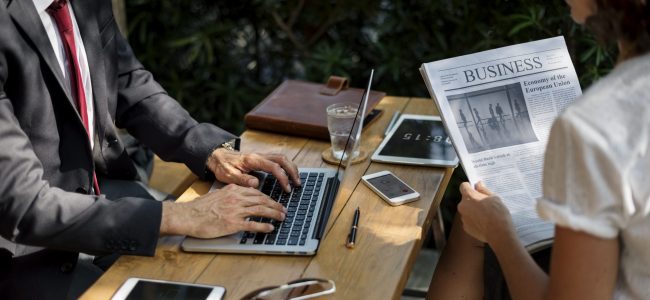 Business People hangout together at coffee shop